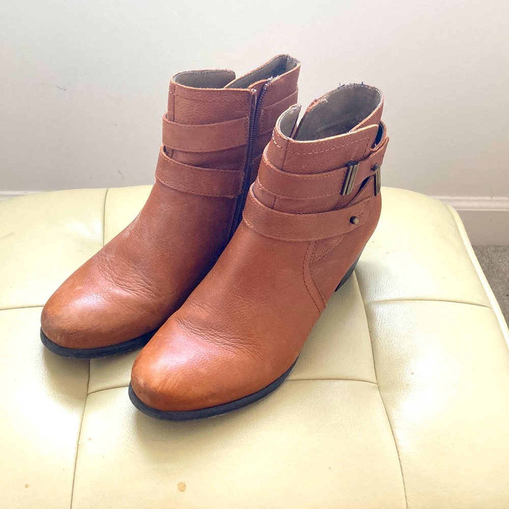 Naturalizer Caramel colored leather booties